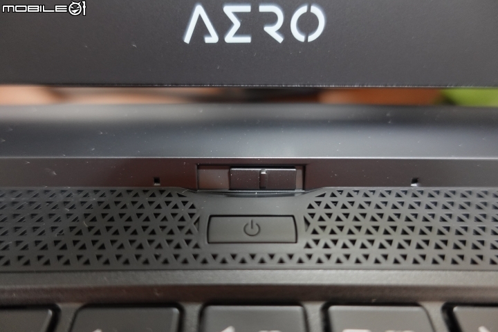 技嘉 AERO 15 OLED 怎麼不專業怎麼來開箱文