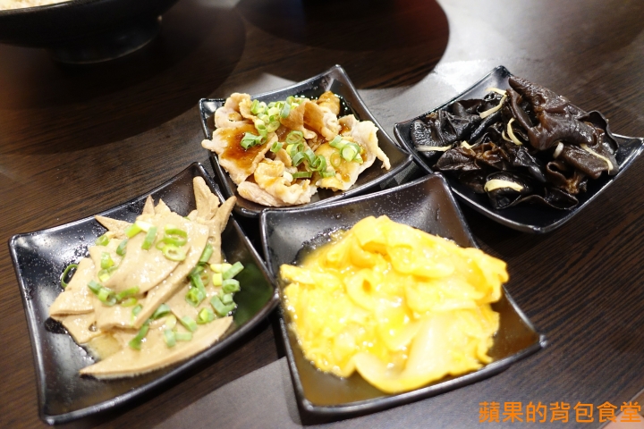 [食記] 台中北區 鬼匠拉麵-北平店 蒜香地獄雪花牛香麻夠勁 超大肋排現點現做 蝦爆了Q彈脆口 小菜多樣新鮮 台中美食