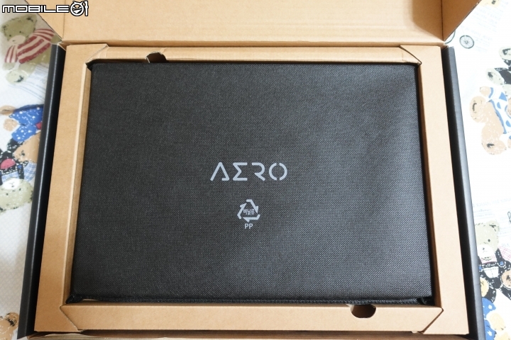 技嘉 AERO 15 OLED 怎麼不專業怎麼來開箱文