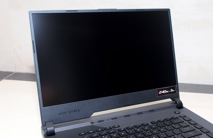 行動軍火庫 ASUS ROG STRIX SCAR III 電競筆電