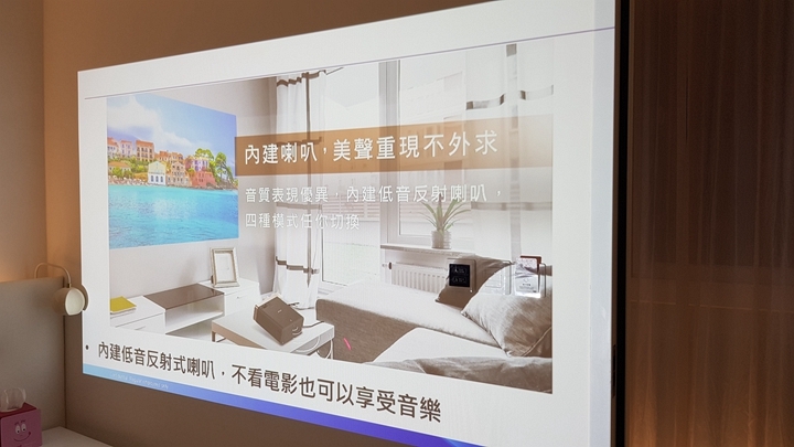 自由自在,打造個人專屬的家庭劇院-"EPSON EF-100W/B投影機"就是讓您隨心所欲