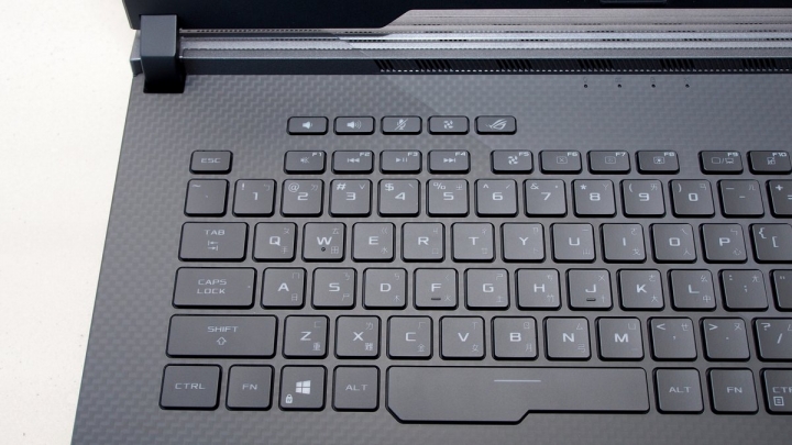 行動軍火庫 ASUS ROG STRIX SCAR III 電競筆電