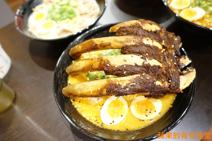[食記] 台中北區 鬼匠拉麵-北平店 蒜香地獄雪花牛香麻夠勁 超大肋排現點現做 蝦爆了Q彈脆口 小菜多樣新鮮 台中美食