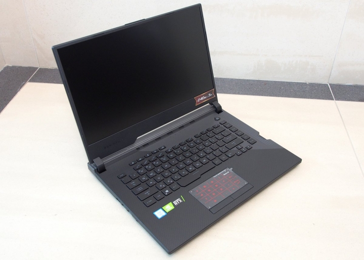 行動軍火庫 ASUS ROG STRIX SCAR III 電競筆電