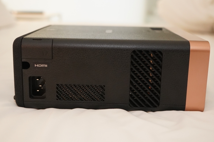 【體驗分享】躺著看/坐著看「Epson EF-100自由視移動光屏」給你目不轉晴的枕投大影院