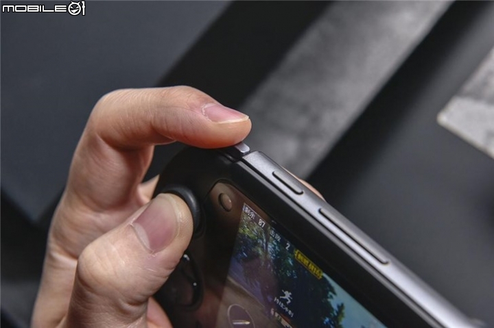 MOQI I7s 介紹測試 一體式的自帶手把手機 吃雞利器