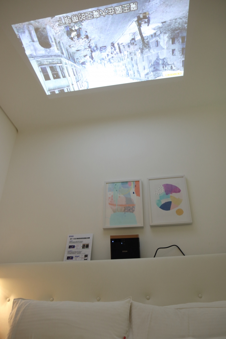 【體驗 分享】Epson枕投影院-EPSON EF-100W-躺著看