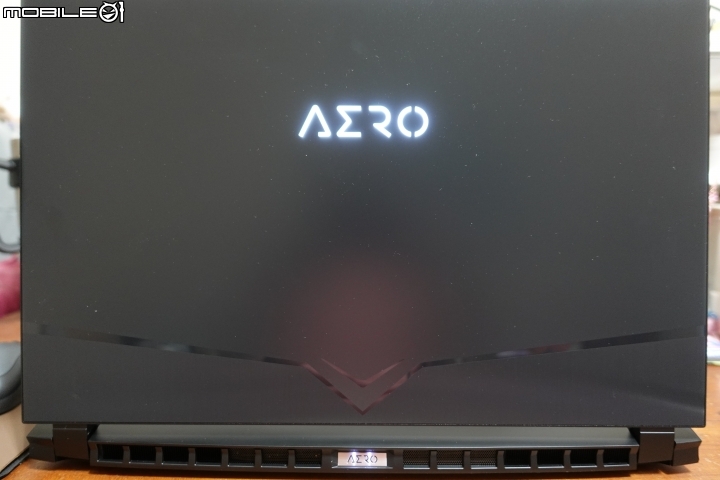 技嘉 AERO 15 OLED 怎麼不專業怎麼來開箱文