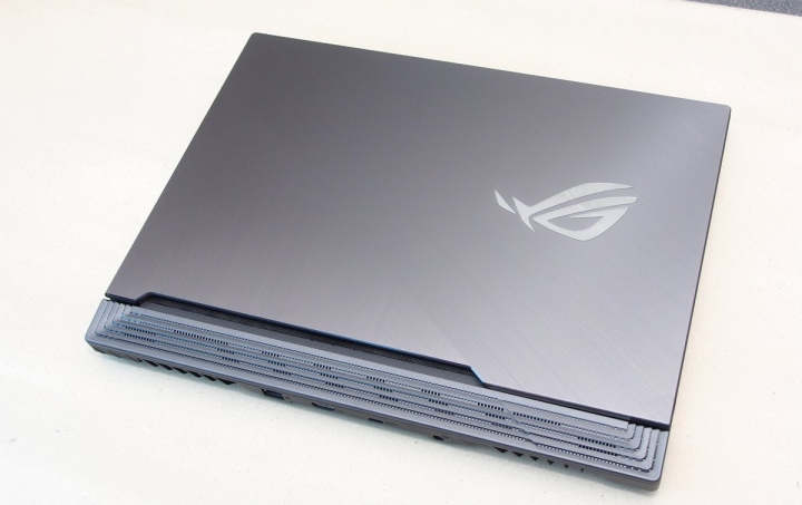 行動軍火庫 ASUS ROG STRIX SCAR III 電競筆電