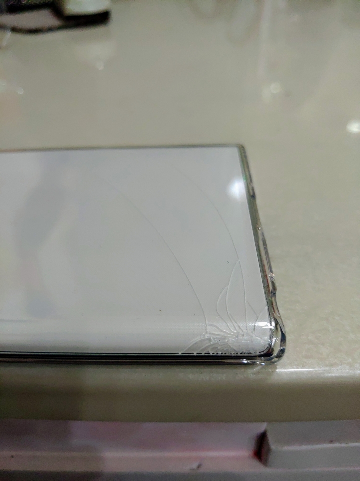 Note10+ 附的保護殼真弱，背面玻璃破了