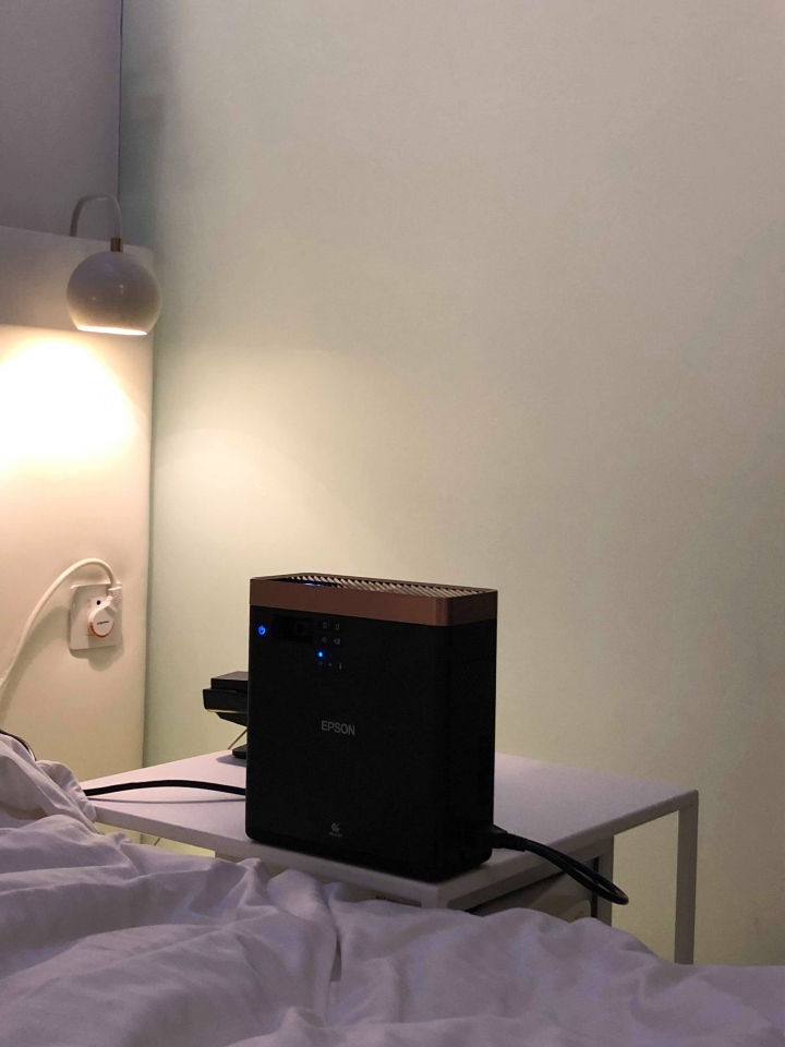 Epson投影機 EF-100 讓你和床一起談戀愛