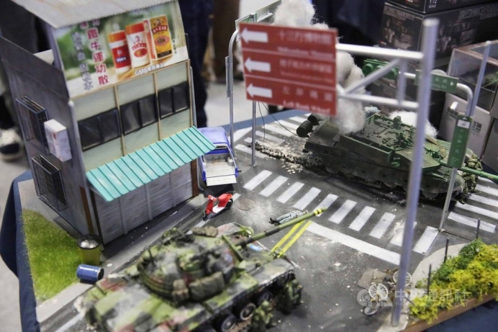 軍迷模型反制中國 國軍戰車新北街頭擊毀共軍