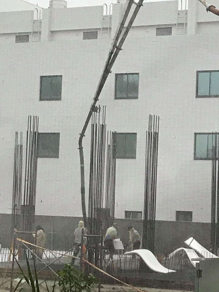 湖子內 大景建設 下豪雨進行灌漿作業