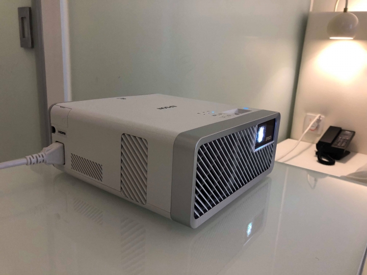 Epson投影機 EF-100 讓你和床一起談戀愛