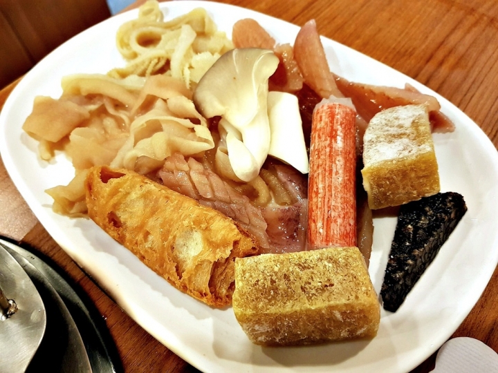 苗栗縣頭份市 為恭醫院對面 [陳記迷你火鍋] 招牌麻辣鍋湯頭優 石頭火鍋現炒湯底 有人服務懷舊風