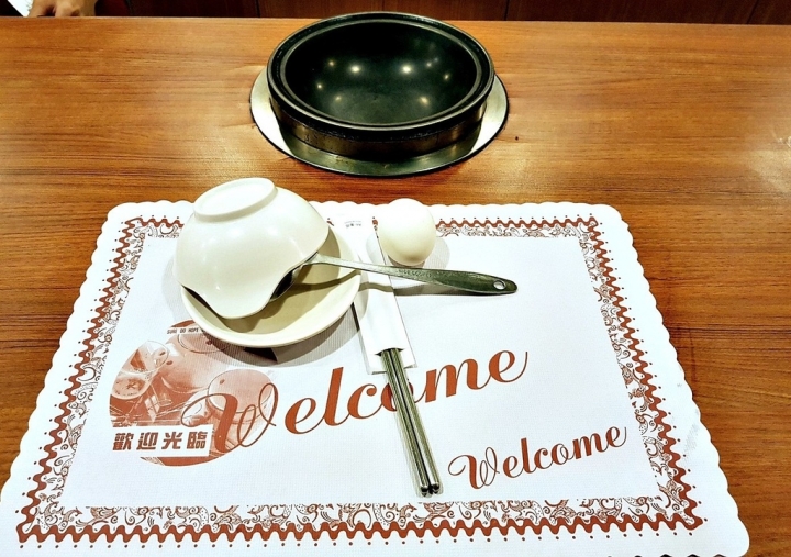 苗栗縣頭份市 為恭醫院對面 [陳記迷你火鍋] 招牌麻辣鍋湯頭優 石頭火鍋現炒湯底 有人服務懷舊風