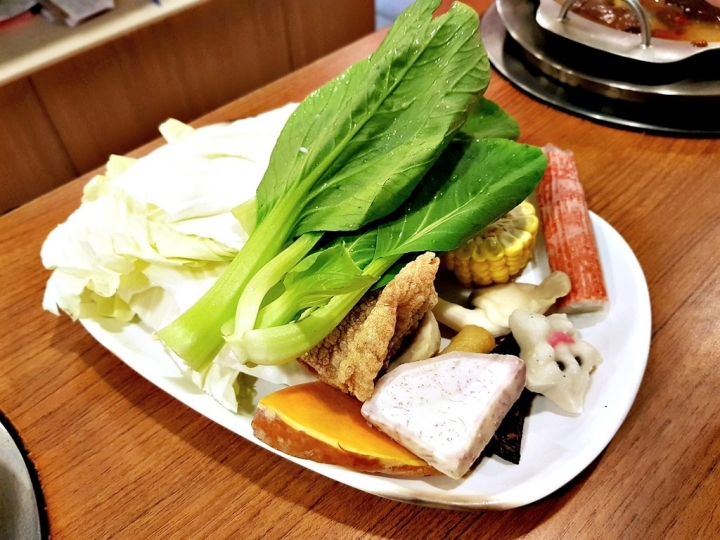 苗栗縣頭份市 為恭醫院對面 [陳記迷你火鍋] 招牌麻辣鍋湯頭優 石頭火鍋現炒湯底 有人服務懷舊風