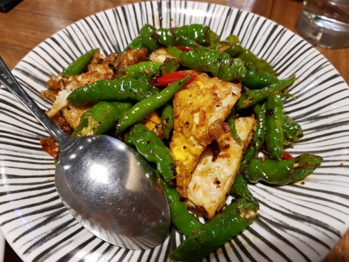 [開飯川食堂 台中大遠百店] 2019食記 川菜美食推薦之流口水雞明星菜色超有特色! 催淚蛋剝皮辣椒好組配~ 超級下飯~
