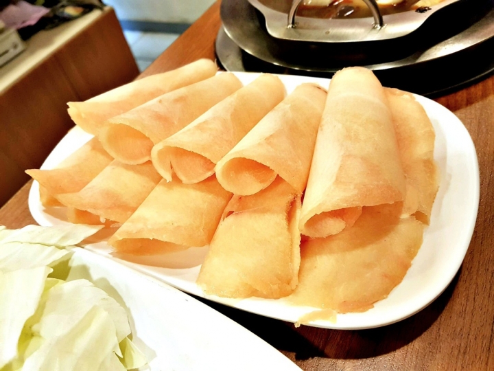 苗栗縣頭份市 為恭醫院對面 [陳記迷你火鍋] 招牌麻辣鍋湯頭優 石頭火鍋現炒湯底 有人服務懷舊風