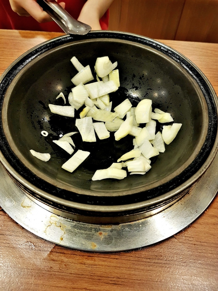 苗栗縣頭份市 為恭醫院對面 [陳記迷你火鍋] 招牌麻辣鍋湯頭優 石頭火鍋現炒湯底 有人服務懷舊風