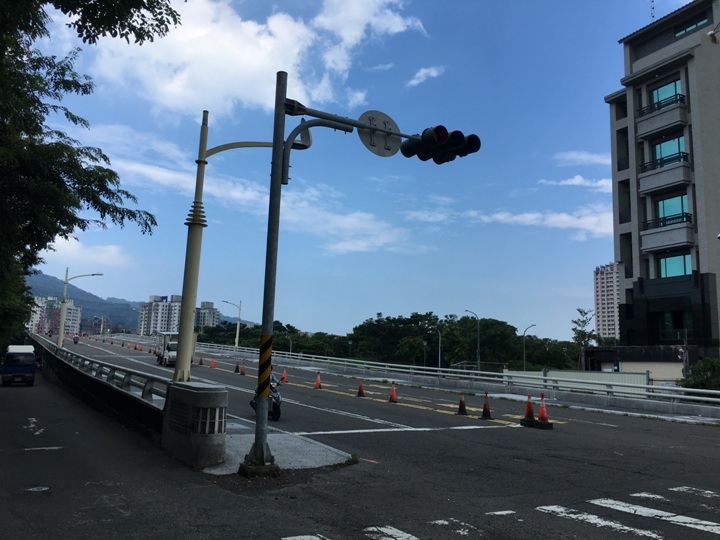 騎 單 車 ( 船 ) 遊 愛 河 、 嚐 美 食