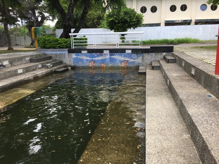 騎 單 車 ( 船 ) 遊 愛 河 、 嚐 美 食