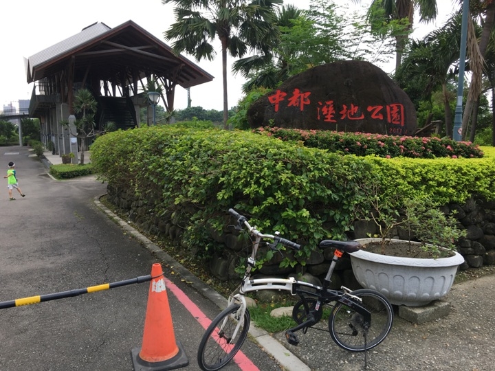騎 單 車 ( 船 ) 遊 愛 河 、 嚐 美 食