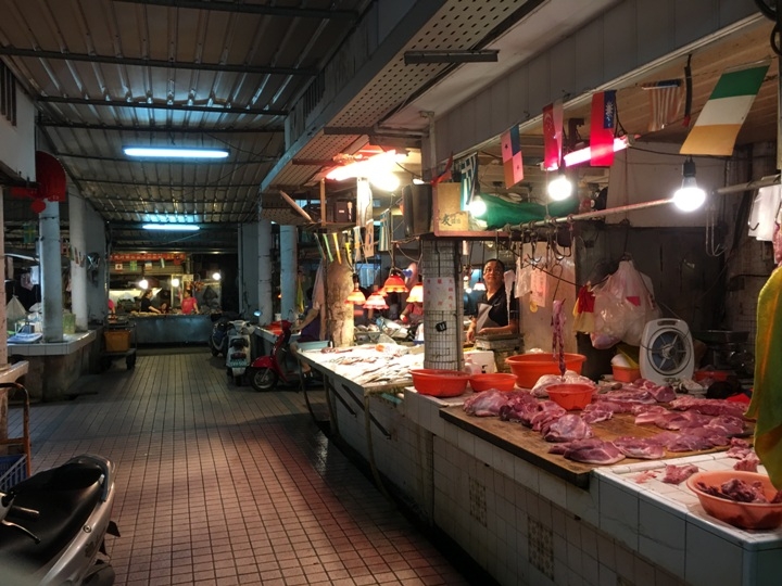 騎 單 車 ( 船 ) 遊 愛 河 、 嚐 美 食