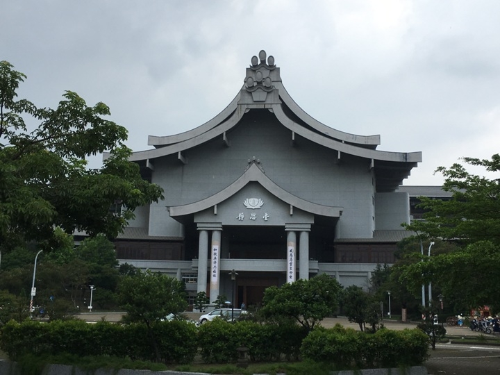 騎 單 車 ( 船 ) 遊 愛 河 、 嚐 美 食