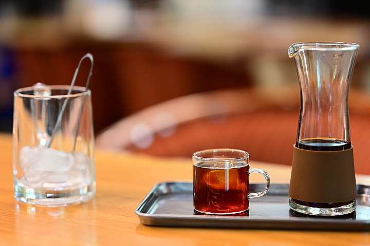 一顆青春洋溢的鏡頭：Nikkor 85mm F1.8 S，不會利到沒朋友，是輕鬆帶著走，拍景拍朋友。