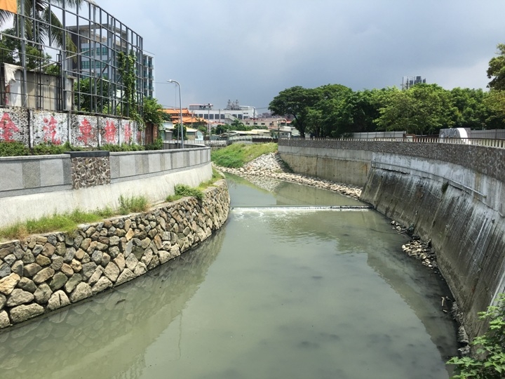 騎 單 車 ( 船 ) 遊 愛 河 、 嚐 美 食