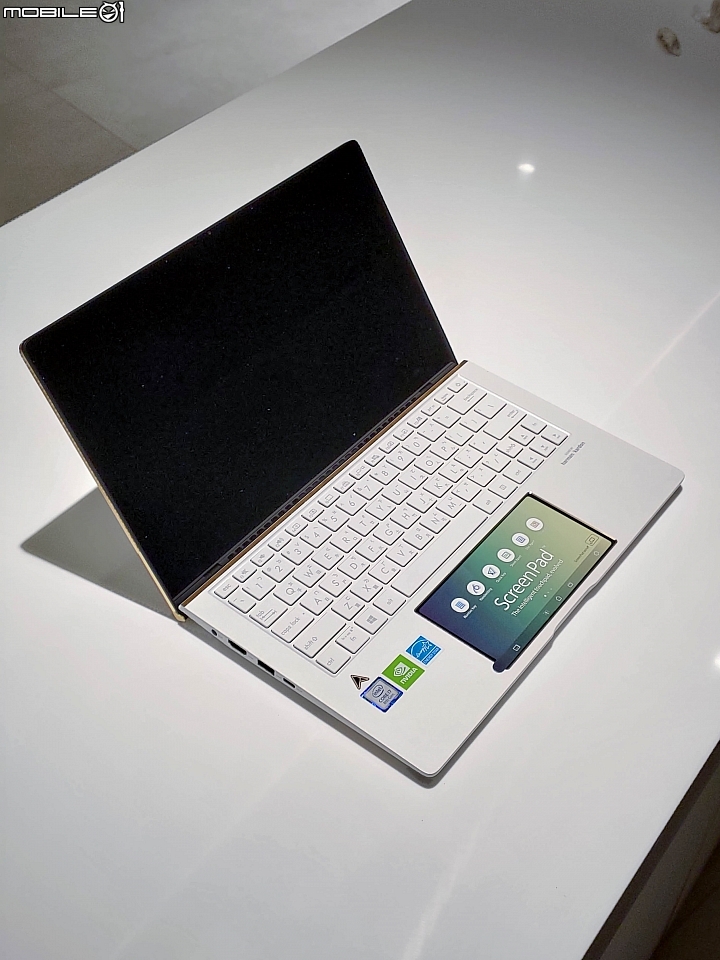 ZenBook Edition 30 白色高質感皮革精品筆電開箱