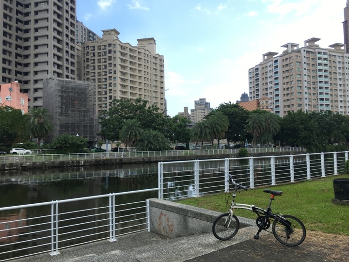 騎 單 車 ( 船 ) 遊 愛 河 、 嚐 美 食