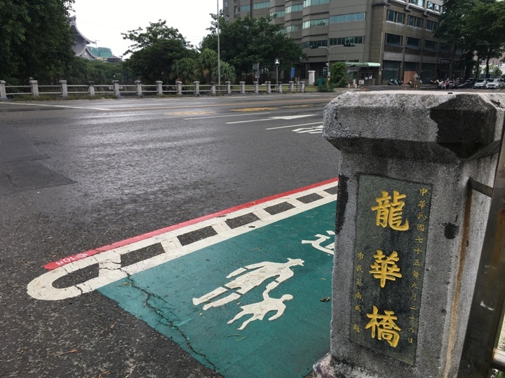 騎 單 車 ( 船 ) 遊 愛 河 、 嚐 美 食