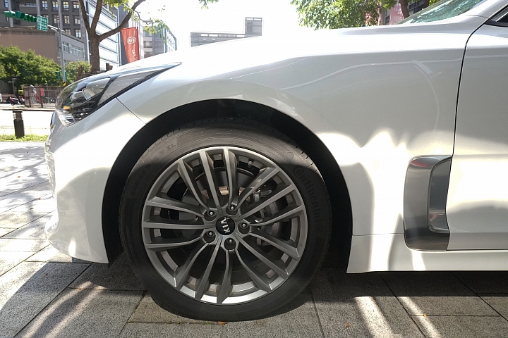 點我看大圖 139萬起,Stinger-質感與操控兼具的德國骨韓國車