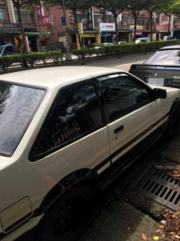 經典 AE86 老車~來企貼隔熱紙了...全車T2-30