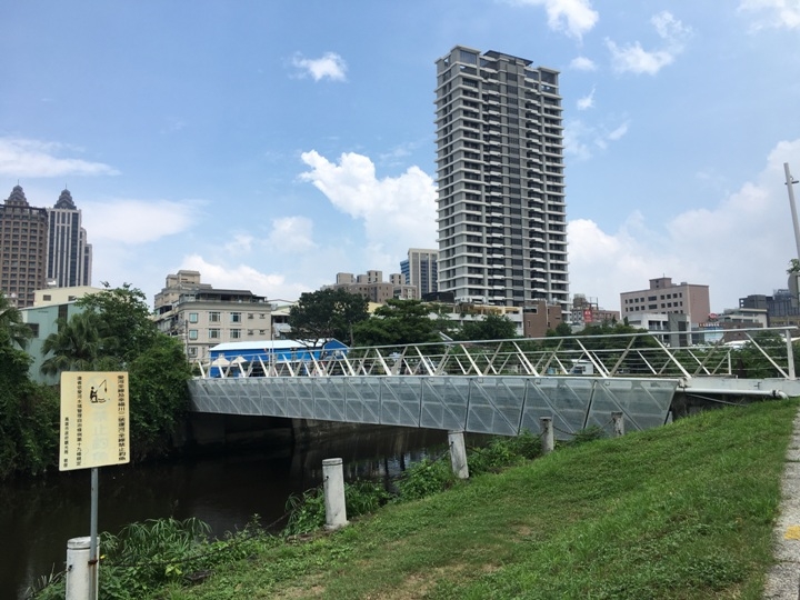 騎 單 車 ( 船 ) 遊 愛 河 、 嚐 美 食