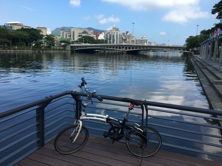 騎 單 車 ( 船 ) 遊 愛 河 、 嚐 美 食