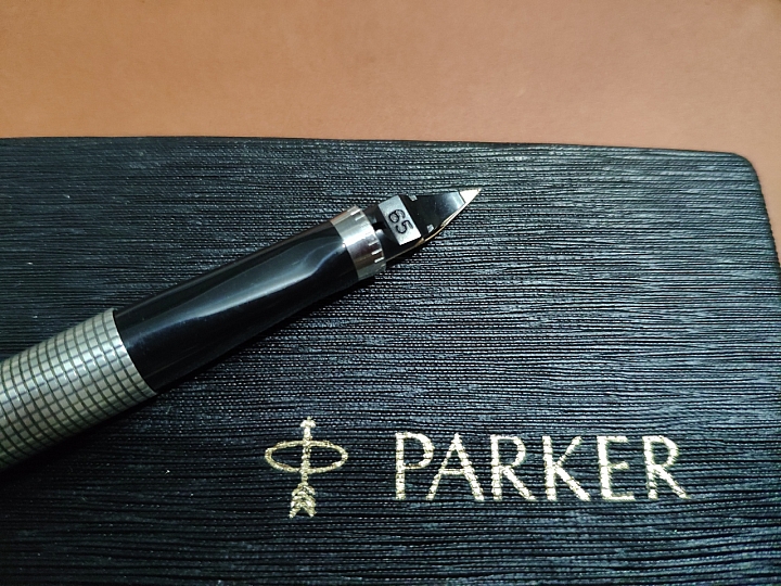 點我看大圖 頂級的工藝,時代的眼淚! Parker 75 銀格,純銀桿鋼筆開箱!