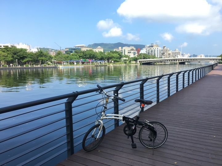 騎 單 車 ( 船 ) 遊 愛 河 、 嚐 美 食