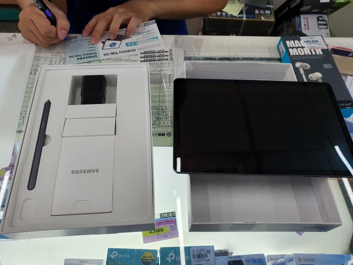 Samsung Galaxy Tab S6 霧岩灰 多圖開箱 內有與I pad pro 10.5簡單比對 無筆電大挑戰！《Samsung Galaxy Tab S6》讓你行動辦公好方便