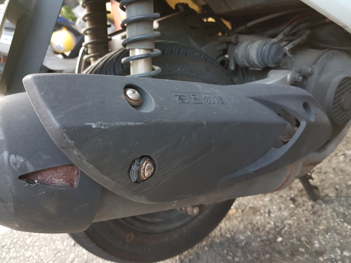 [請協助提供行車紀錄器或攝影機錄影]台中治安怎麼了!!??機車停在機車格內遭破壞