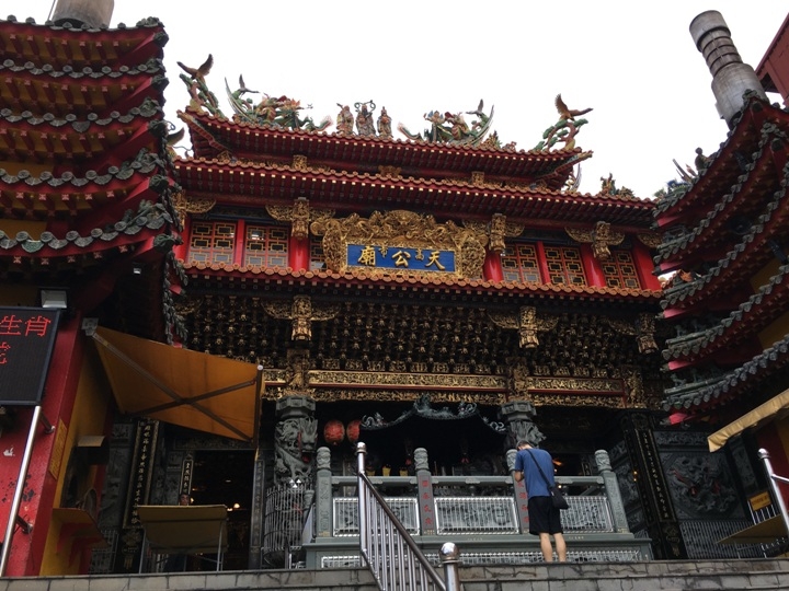 騎 單 車 ( 船 ) 遊 愛 河 、 嚐 美 食