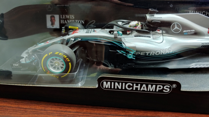 [開箱]MINICHAMPS 1/18 MERCEDES  W09   L.HAMILTON