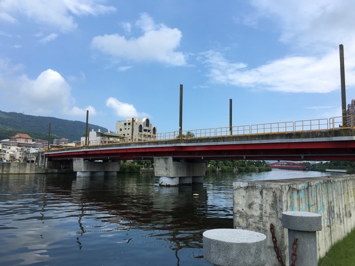騎 單 車 ( 船 ) 遊 愛 河 、 嚐 美 食