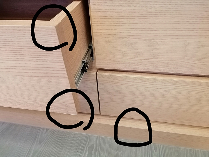 裝潢一年半，木作衣櫃貼皮不乖乖密合了，頗擾人，該如何處理？什麼原因會這樣？很擔心貼好了又再發生😓謝謝回覆！