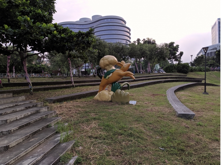瀟灑的提起背包，Eric的機車探旅。