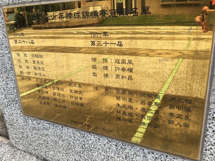 騎 單 車 ( 船 ) 遊 愛 河 、 嚐 美 食