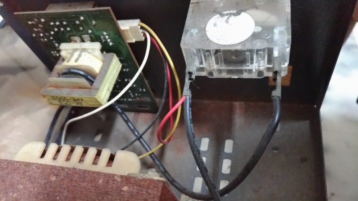 一台老式充電機故障待修