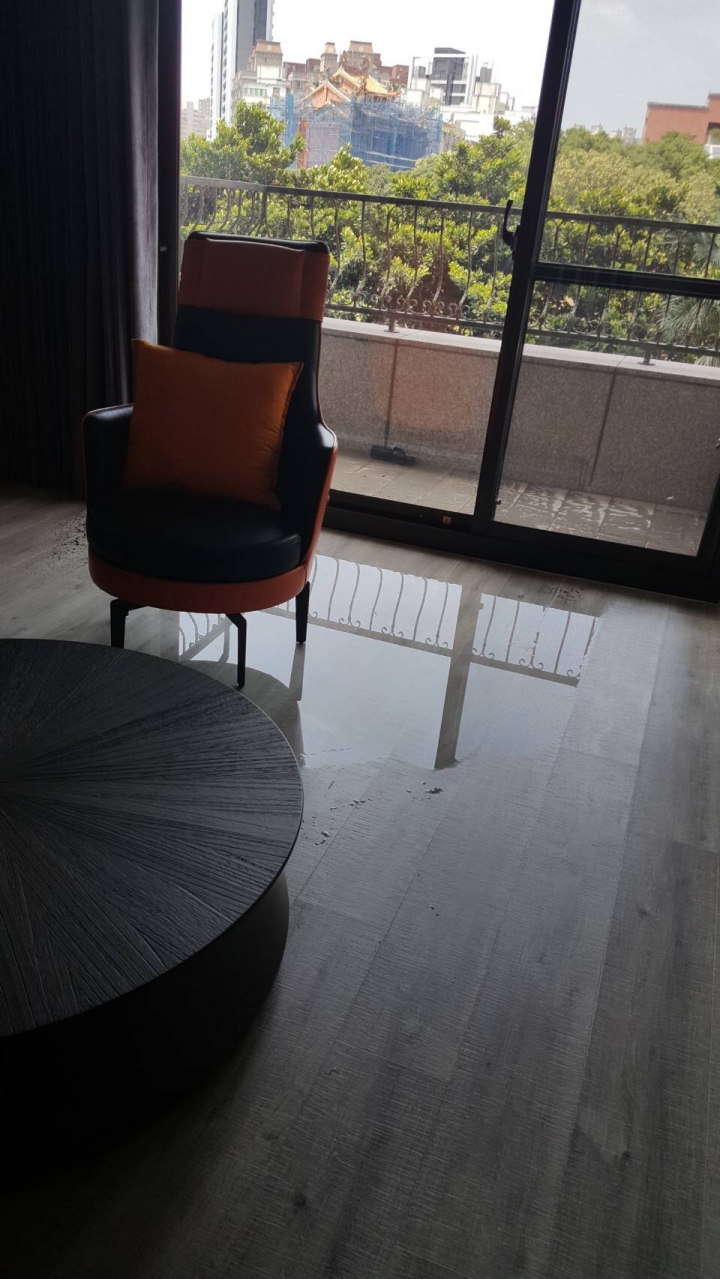 2樓陽台湧泉,木地板全泡湯啦~